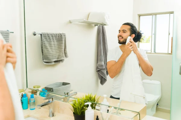 Feliz Joven Atractivo Secándose Barba Después Lavarse Arreglarse Durante Rutina —  Fotos de Stock