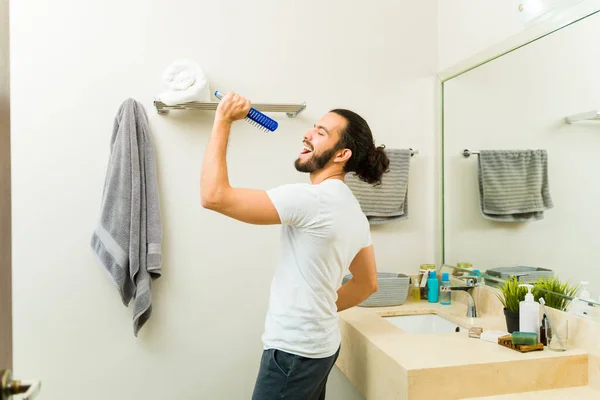 Nadšený Šťastný Muž Baví Při Přípravě Koupelně Zpívání Kartáčem Vlasy — Stock fotografie