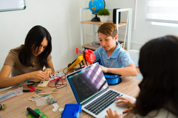 Akıllı Ortaokul Öğrencileri Öğrenciler Robotik Öğreniyor Elektronik Ile Çalışıyor Ortak — Stok fotoğraf
