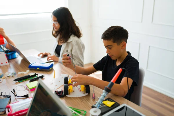 Adolescentes Hispânicos Estudantes Ensino Médio Aprendendo Fazer Circuitos Eletrônicos Eletrônicos — Fotografia de Stock