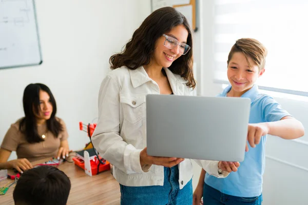 Jovens Adolescentes Alegres Sorrindo Enquanto Usam Laptop Codificação Programação Durante — Fotografia de Stock