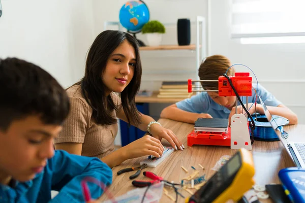 ラテン幸せな若いです女の子ティーンで中学クラス学習について電子回路とロボット — ストック写真