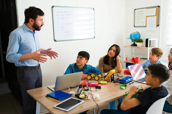 Male Teacher Talking Junior High Teen Students Teaching Robotics Coding — Stock Photo, Image