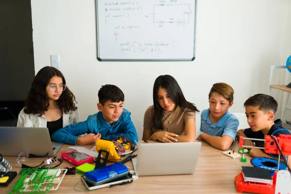 Adoráveis Jovens Adolescentes Usando Laptop Aprendendo Codificar Programar Durante Curso — Fotografia de Stock