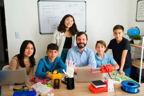 Улыбающийся Учитель Ученики Средней Школы Выглядят Счастливыми Кодируют Ноутбуке Строят — стоковое фото