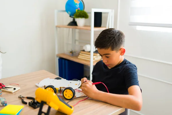 Adolescente Hispânico Escola Usando Circuito Eletrônico Construir Robô Eletrônico Durante — Fotografia de Stock