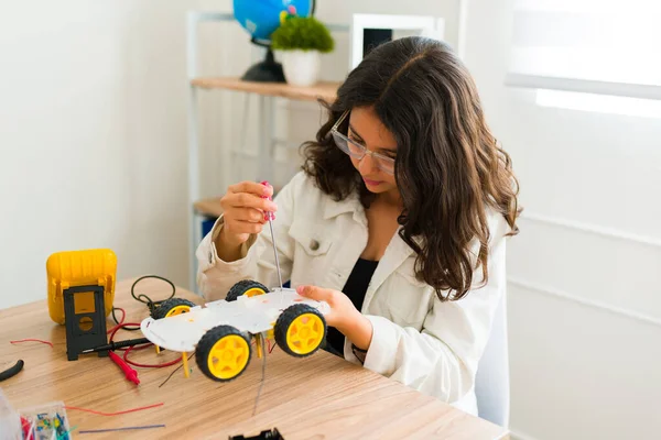 Teen Junges Mädchen Mit Brille Baut Einen Roboter Und Lernt — Stockfoto