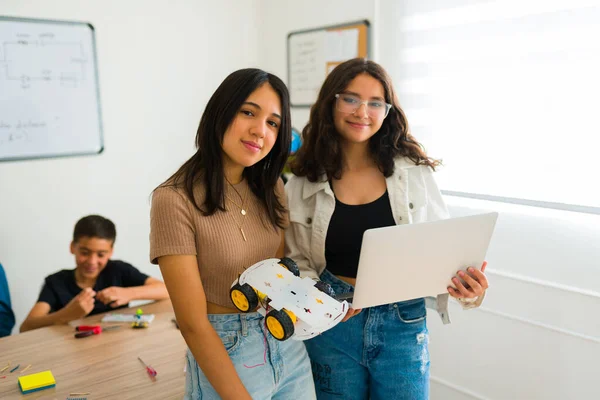 Boldog Okos Lányok Diákok Mosolyognak Miközben Robotokat Építenek Programoznak Laptopon — Stock Fotó