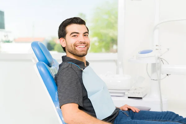 Retrato Joven Latino Paciente Sonriendo Dentista Luciendo Feliz Después Tratamiento — Foto de Stock