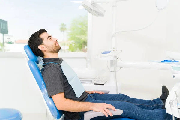 Perfil Paciente Feliz Sentado Cadeira Exame Sorrindo Esperando Dentista — Fotografia de Stock