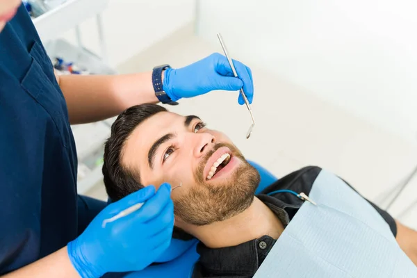 Widok Góry Atrakcyjnego Pacjenta Przychodzącego Dentysty Badanie Stomatologiczne Poszukiwaniu Ubytków — Zdjęcie stockowe