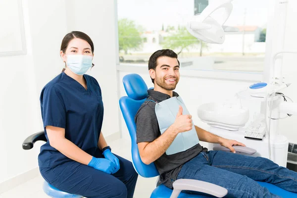 心满意足的男性病人在看牙医后对自己的牙科治疗感到满意 — 图库照片