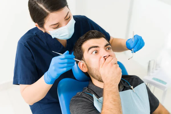 Przestraszony Pacjent Zakrywający Usta Zestresowany Zaniepokojony Badaniem Stomatologicznym Dentysty — Zdjęcie stockowe