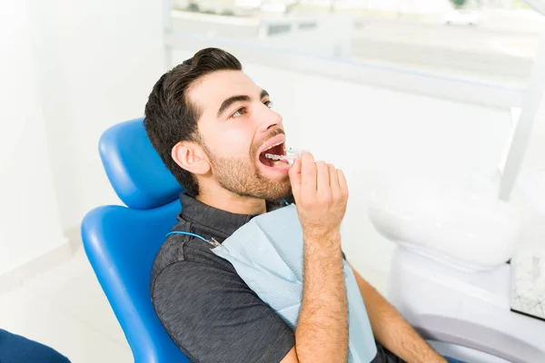Homem Bonito Hispânico Dentista Usando Ortodontia Invisível Para Dentes Lindos — Fotografia de Stock