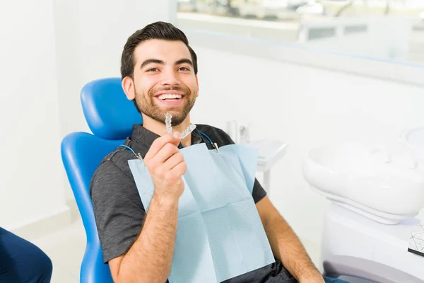 Alegre Joven Atractivo Sonriendo Mirando Feliz Con Los Resultados Ortodoncia — Foto de Stock