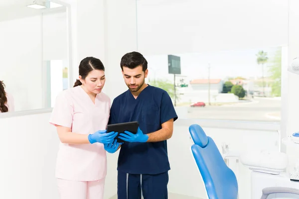 Ocupado Mulher Dentista Assistente Odontológico Masculino Olhando Para História Paciente — Fotografia de Stock