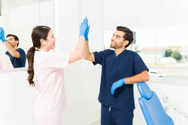 Dentista Bem Sucedido Assistente Odontológico Masculino Fazendo Alto Cinco Sentindo — Fotografia de Stock