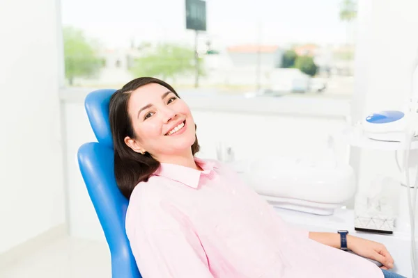 Великолепная Белая Женщина Пациент Улыбающиеся Белыми Здоровыми Зубами Ждут Стоматолога — стоковое фото