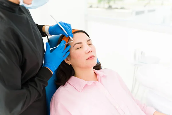 有吸引力的高加索女人接受美容治疗 额头注射肉毒杆菌毒素以防止皱纹 — 图库照片