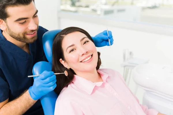 Młoda Radosna Kobieta Uśmiechnięta Dentysty Poddaje Się Badaniu Stomatologicznemu Lub — Zdjęcie stockowe