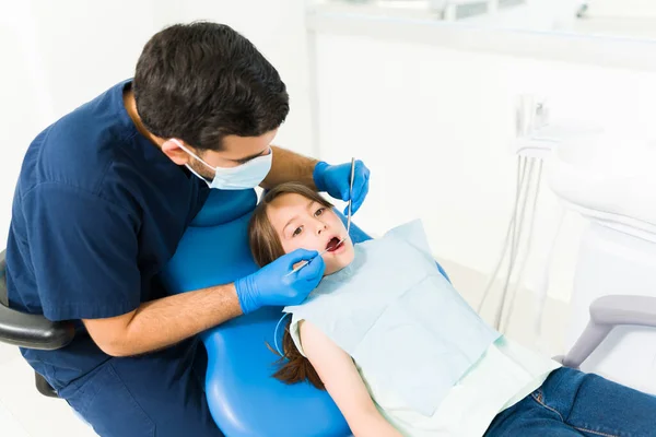Dentista Pediátrico Masculino Com Máscara Facial Verificando Cavidades Nos Dentes — Fotografia de Stock
