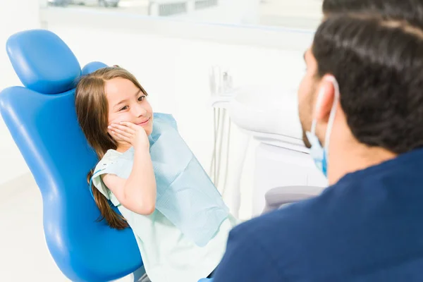 虫歯や小児科の歯科医に来る感染症のために歯痛や痛みに苦しんでいる小さな子供を動揺 — ストック写真