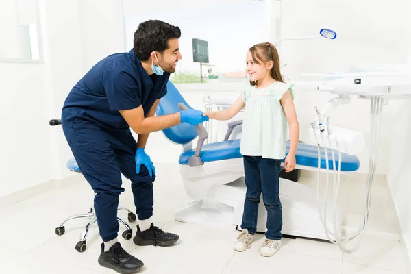 Szczęśliwy Dentysta Dziecięcy Uściska Dłoń Małemu Pacjentowi Przychodzącemu Gabinetu Badanie — Zdjęcie stockowe