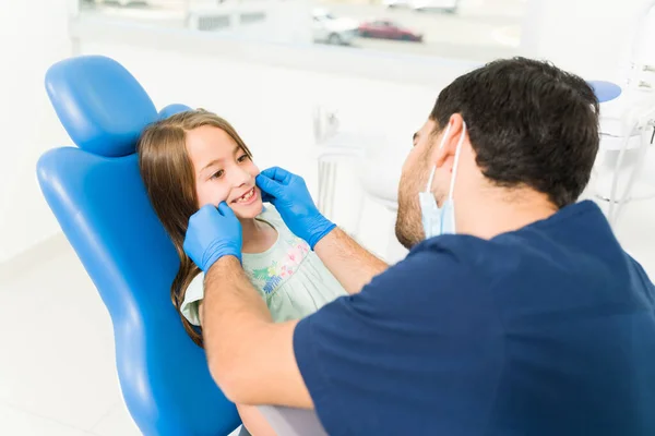 Vista Posteriore Dentista Pediatrico Che Controlla Denti Sani Giovane Paziente — Foto Stock