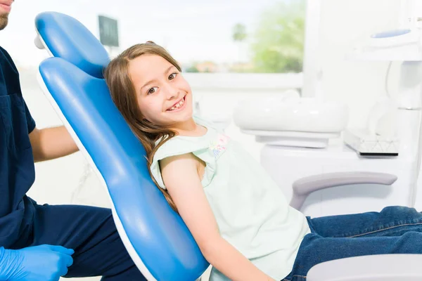 Portret Młodej Białej Pacjentki Uśmiechającej Się Oczekującej Leczenie Stomatologiczne Dentysty — Zdjęcie stockowe