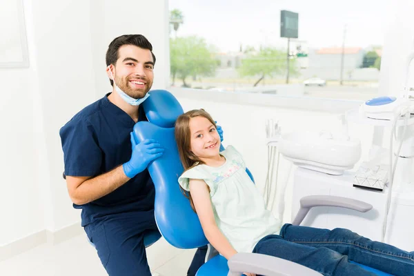 Dentista Pediátrico Sorridente Paciente Criança Olhando Feliz Depois Terminar Tratamento — Fotografia de Stock