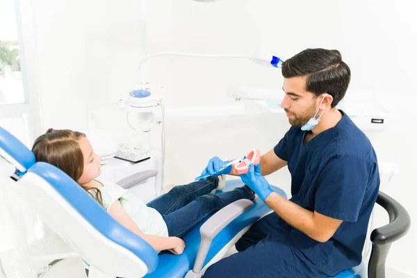 Szczęśliwy Dentysta Pediatra Pokazuje Jak Poprawić Mycie Zębów Pacjentce Rasy — Zdjęcie stockowe