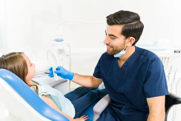 Odontólogo Pediátrico Alegre Mostrando Espejo Paciente Joven Después Hacer Tratamiento — Foto de Stock