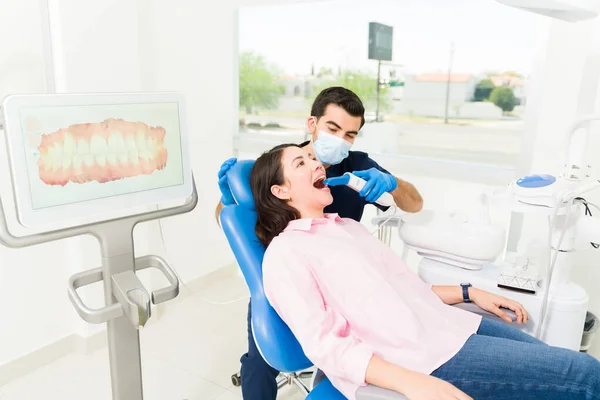 Latynoski Dentysta Masce Twarzy Robiący Model Podczas Badania Pacjentki Rasy — Zdjęcie stockowe
