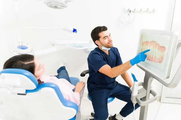 Hombre Latino Profesional Dentista Mostrando Tecnología Del Modelo Una Paciente —  Fotos de Stock