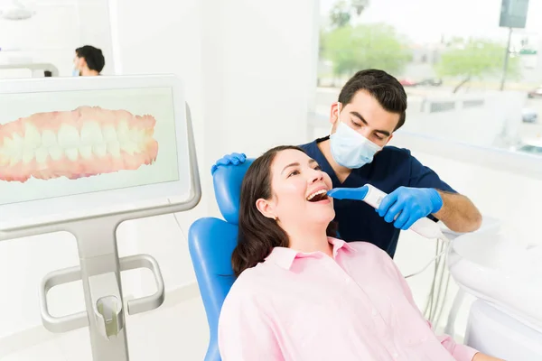 快乐美丽的女病人来到牙医面前设计一个新的笑容 3D造型和牙齿矫正治疗 — 图库照片