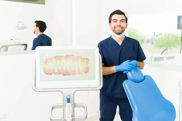 吸引他的恐慌症牙医使用3D建模技术为他的病人做微笑设计 看上去很开心 — 图库照片