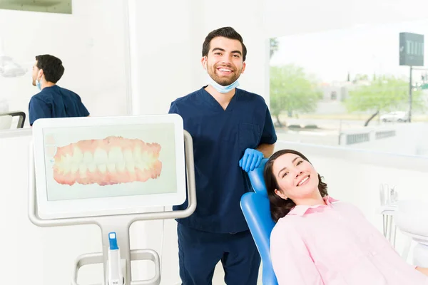 3Dモデリング技術を使用して笑顔のデザインを行った後 幸せな男性歯科医と白人女性患者笑顔 — ストック写真