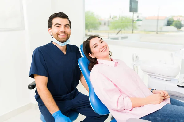 陽気な男性歯科医と美しい原因アジアの患者は カメラを見て笑顔歯科治療について幸せな気分 — ストック写真