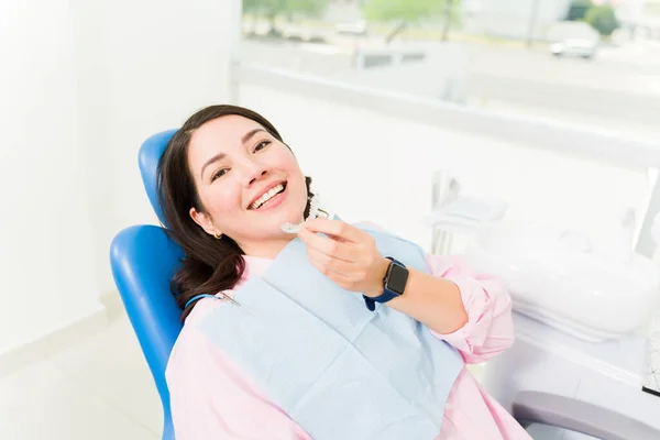 Mulher Branca Bonita Paciente Dental Usando Ortodontia Invisível Para Ter — Fotografia de Stock