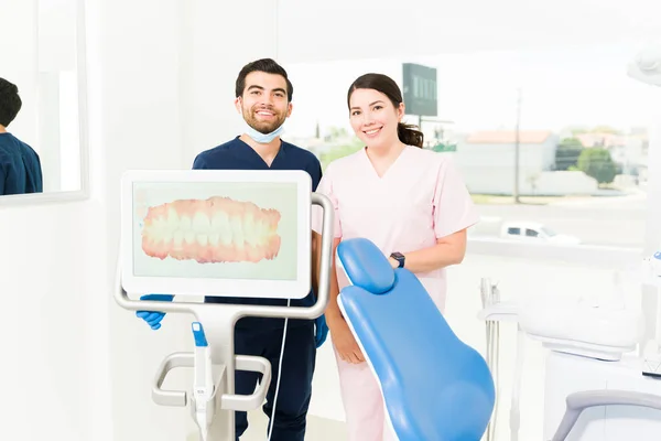 女牙医和牙科助理微笑着在做正牙治疗的同时进行眼神接触 并以3D造型进行微笑设计 — 图库照片
