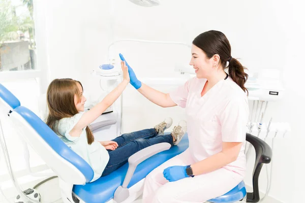 Uśmiechnięty Dentysta Pediatryczny Przybija Piątkę Uroczym Pacjentem Zakończeniu Leczenia Stomatologicznego — Zdjęcie stockowe