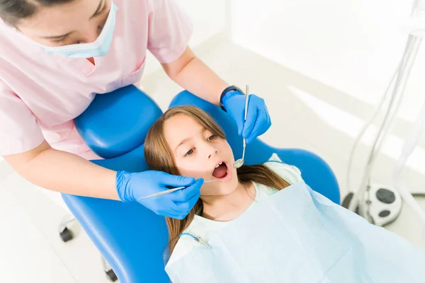 Visão Superior Menino Adorável Menina Vindo Para Exame Dentista Pediatria — Fotografia de Stock
