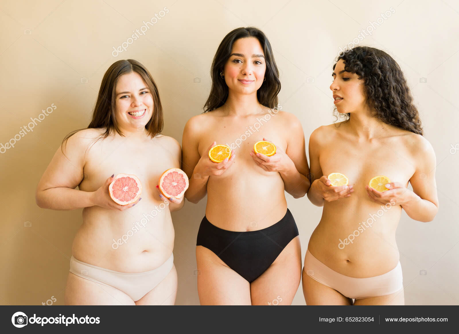 Ευτυχισμένες Όμορφες Γυναίκες Γυμνά Στήθη Που Καλύπτουν Στήθος Τους  Πορτοκάλια — Φωτογραφία Αρχείου © tonodiaz #652823054