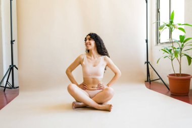 Güzel İspanyol kadın iç çamaşırlarıyla oturmuş dertsiz tasasız hissediyordu ve arka planda fotokopi alanı olan bir aşk yaşıyordu.