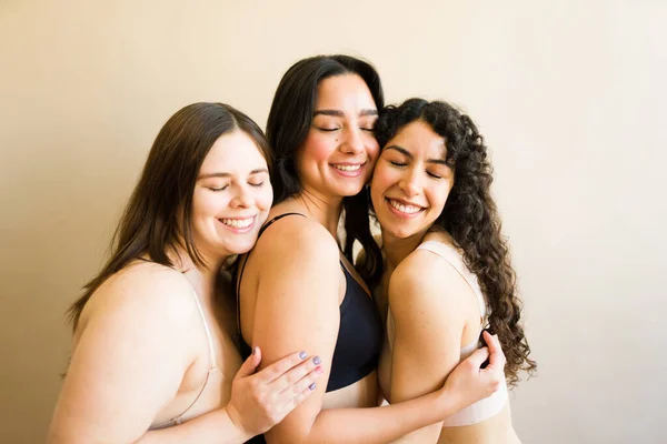 Entspannte Drei Freundinnen Unterwäsche Die Sich Umarmen Und Eine Botschaft — Stockfoto