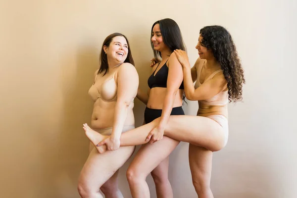 Wesołe Trzy Młode Kobiety Bieliźnie Śmieją Się Bawią Podczas Tańca — Zdjęcie stockowe