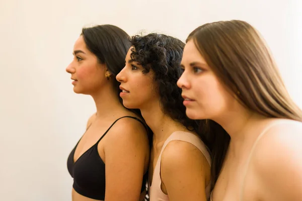 Profilo Diverse Giovani Donne Posa Insieme Cercando Femminile Sentirsi Amore — Foto Stock
