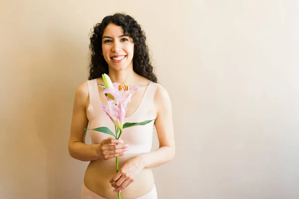 Latin Happy Woman Curly Hair Smiling Body Acceptance Self Love — Stock Photo, Image