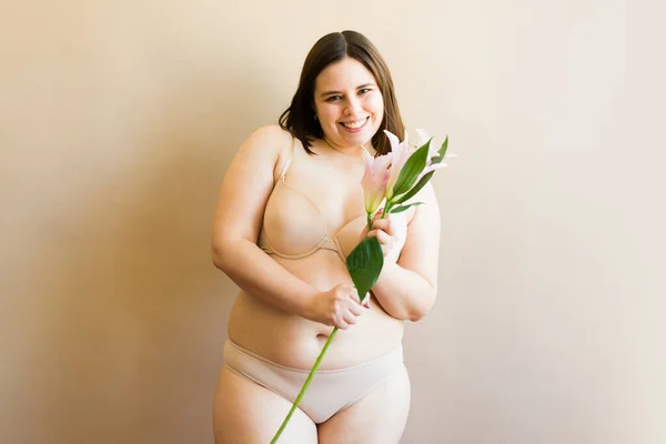 Brunette Kaukasische Mollige Vrouw Met Bloemen Haar Ondergoed Gevoel Vrouwelijk — Stockfoto