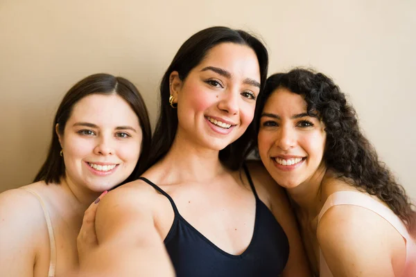 Personal Perspective Diverse Brunette Female Friends Taking Selfie Feeling Happy — Stock Photo, Image
